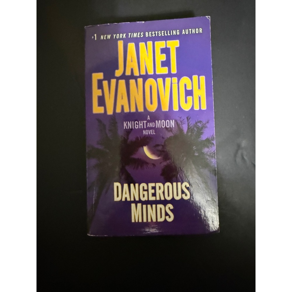 Dangerous Minds Janet Evanovich Knight and Moon Novel Paperback Mystery Book